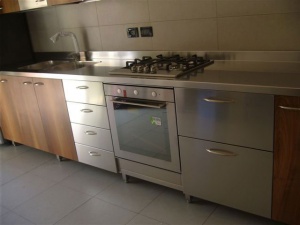 Cucina inox con finitura in legno