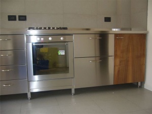 Cucina inox con finitura in legno