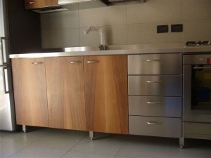 Cucina inox con finitura in legno