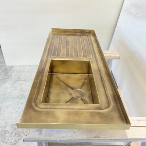LAVELLO IN OTTONE BRUNITO CON GOCCIOLATOIO